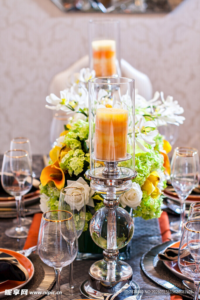 精致餐桌花艺与烛光布置