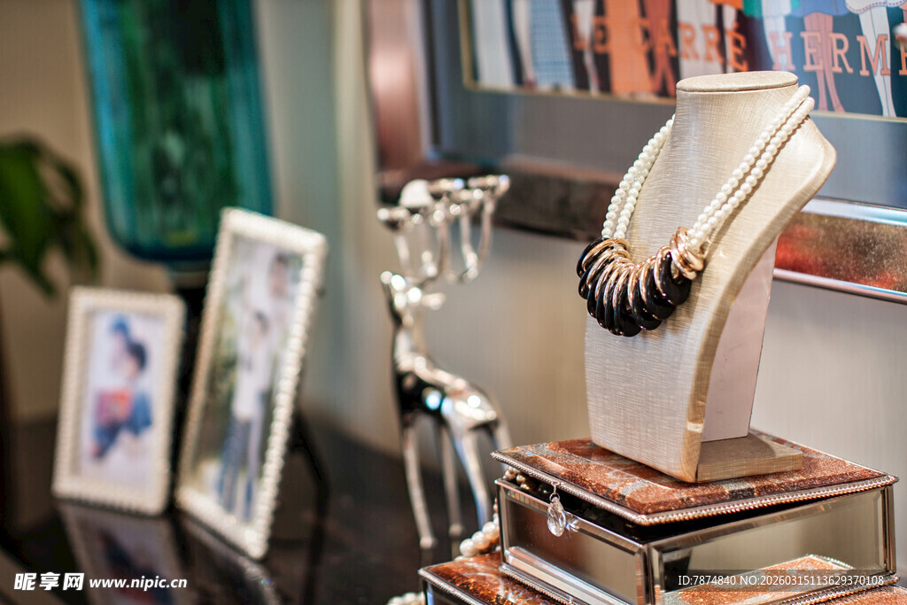 精美珠宝展示于陈列架上