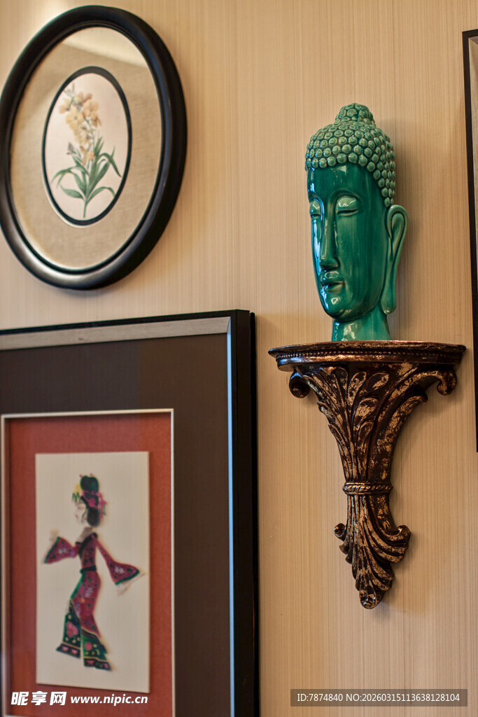 墙上装饰架与艺术摆件