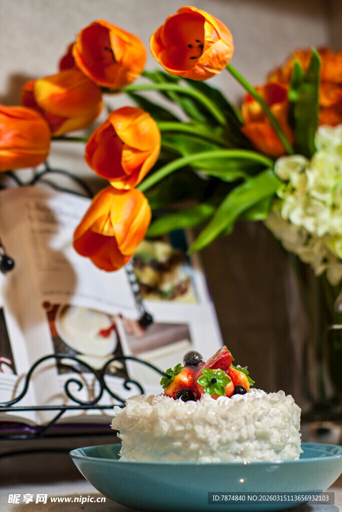 郁金香旁的美味装饰蛋糕