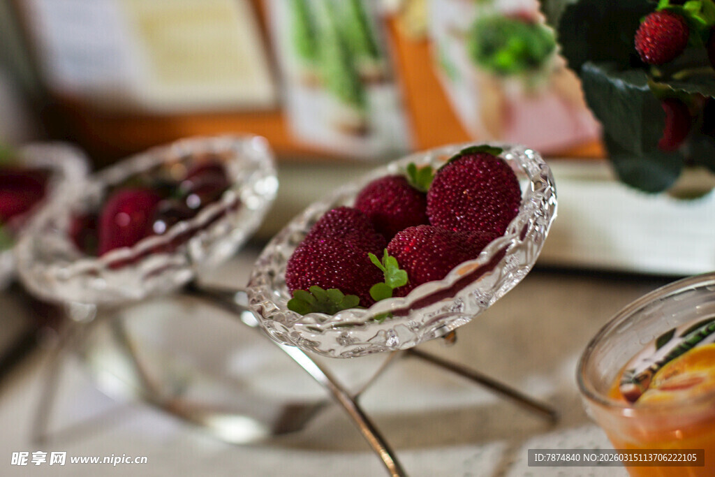 精致玻璃碗中的新鲜草莓