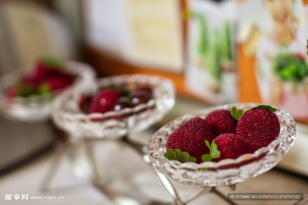 晶莹玻璃碗中的新鲜树莓