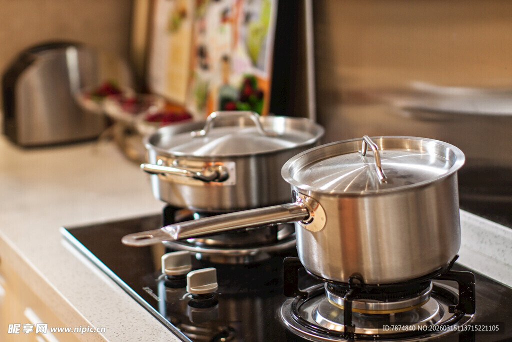 厨房台面上的烹饪锅具