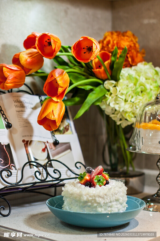 餐桌花卉与精致甜点