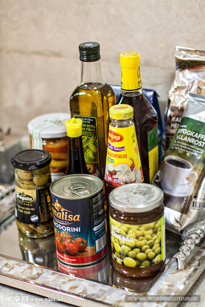 多样罐装食品与瓶装调料