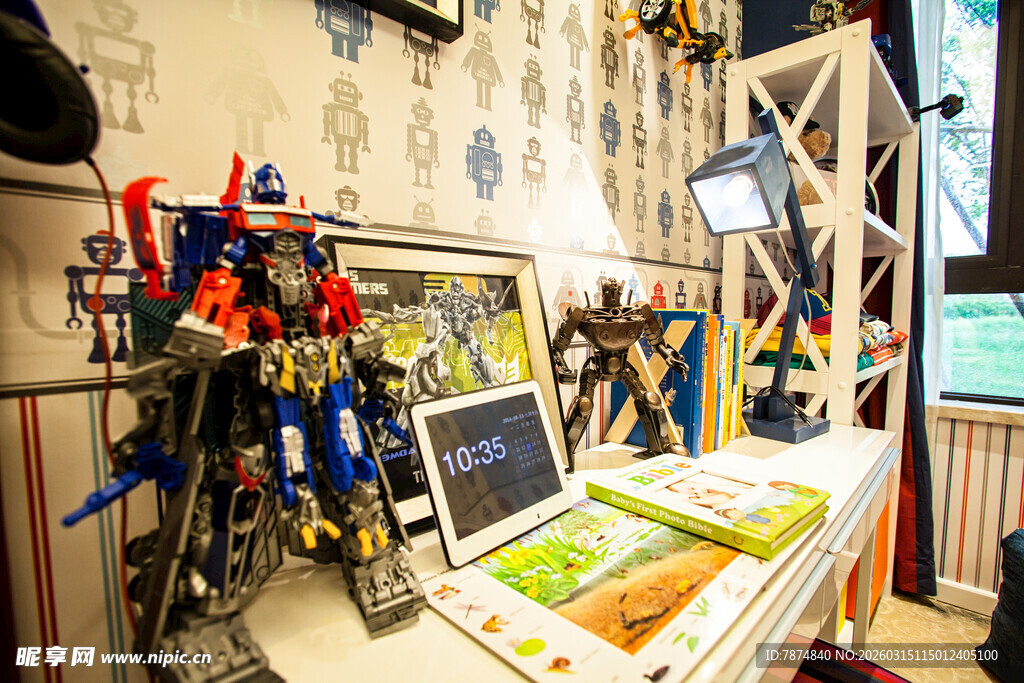 室内展示的精美机器人模型