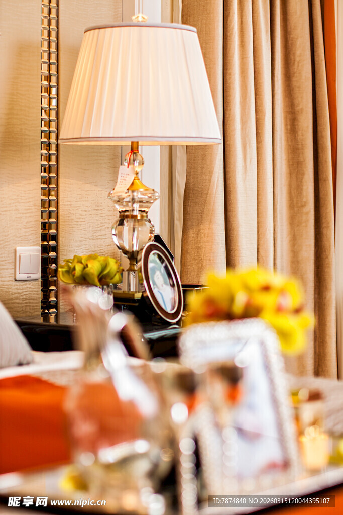 温馨卧室中的精美装饰摆件