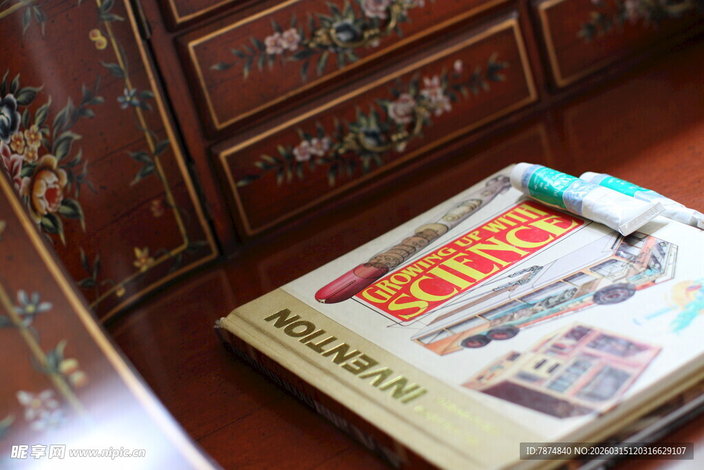 复古桌上的报纸与钢笔