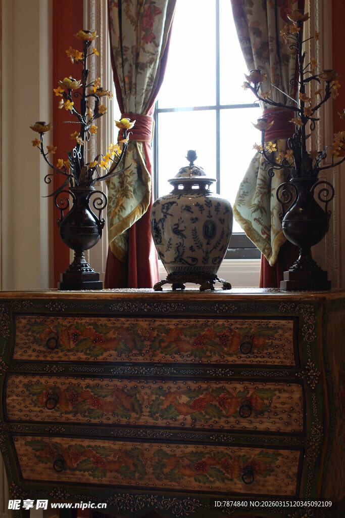 古典中式家具与瓷器摆件