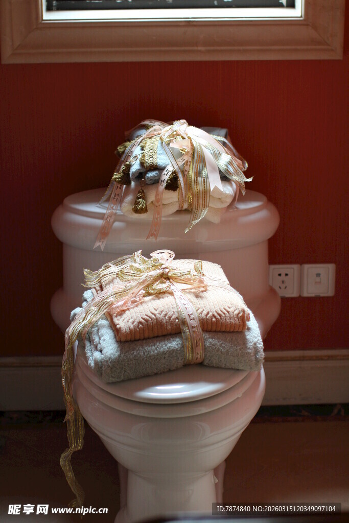 马桶上的精美装饰布置