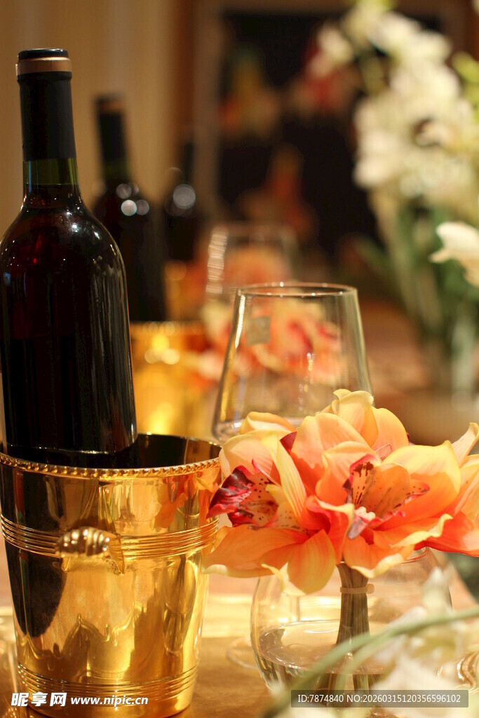 精致餐桌的美酒花卉布置