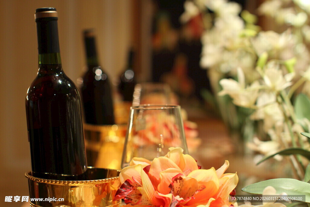 优雅酒品与花卉摆台展示