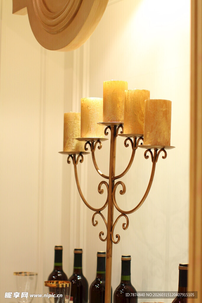 铁艺烛台搭配美酒装饰场景