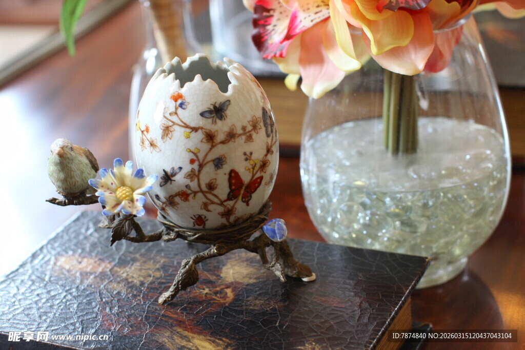 复古花卉摆件与花瓶组合