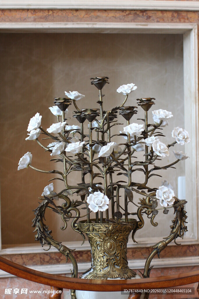 复古花瓶插满白色花朵