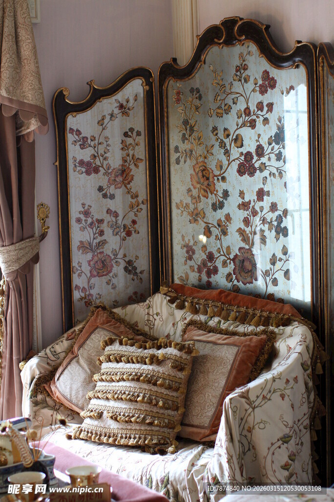 复古欧式风沙发与屏风装饰