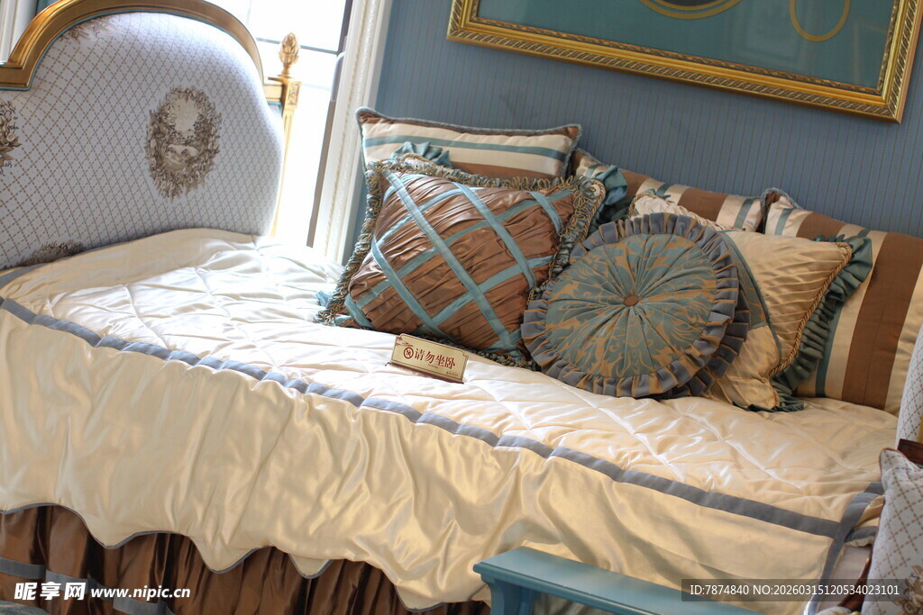 精致卧室床品与多彩抱枕