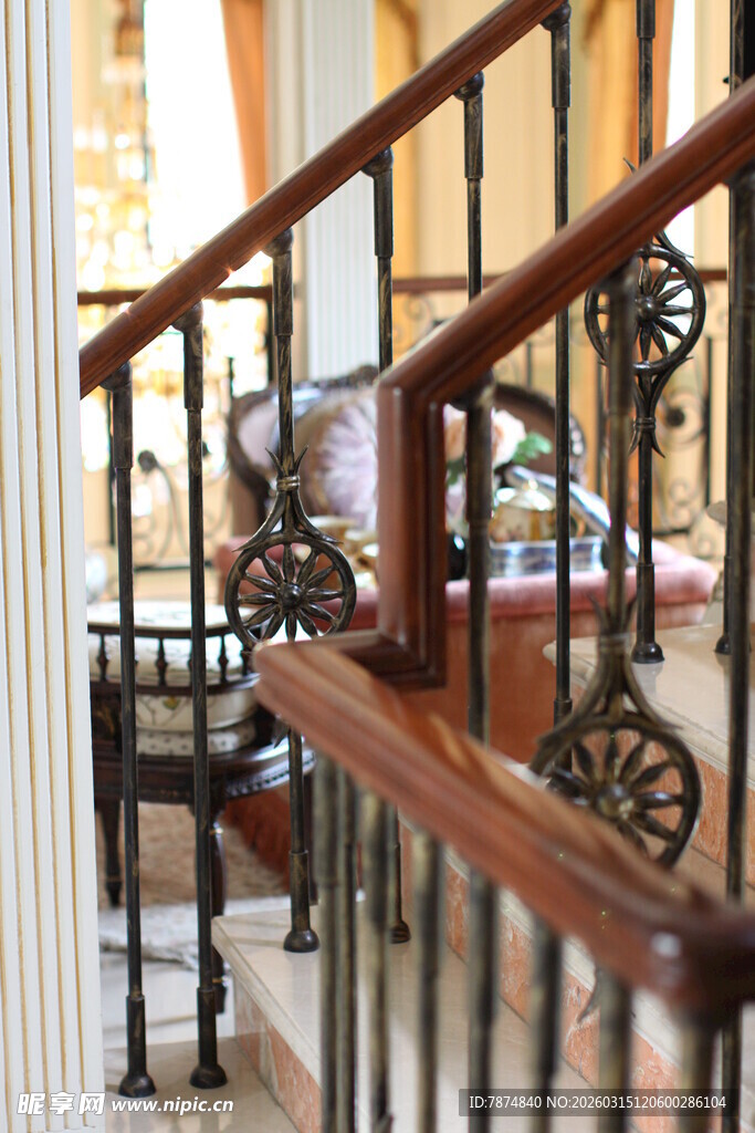 复古铁艺木质楼梯扶手