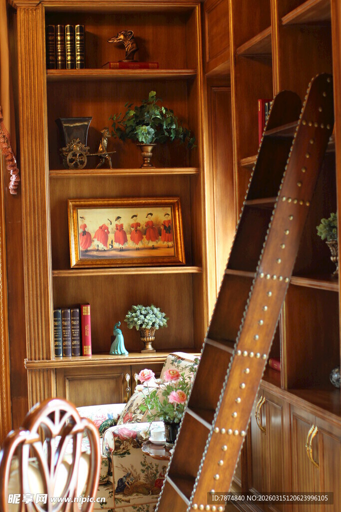 温馨木质书房一角