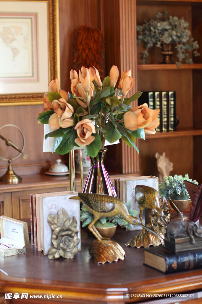 复古书房中的精致花卉摆件