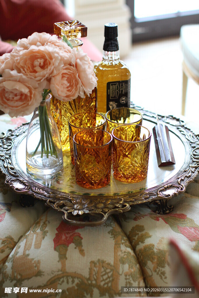 精致托盘上的香水瓶与花