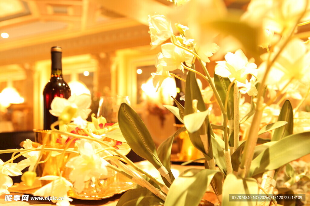 室内优雅黄兰花瓶装饰