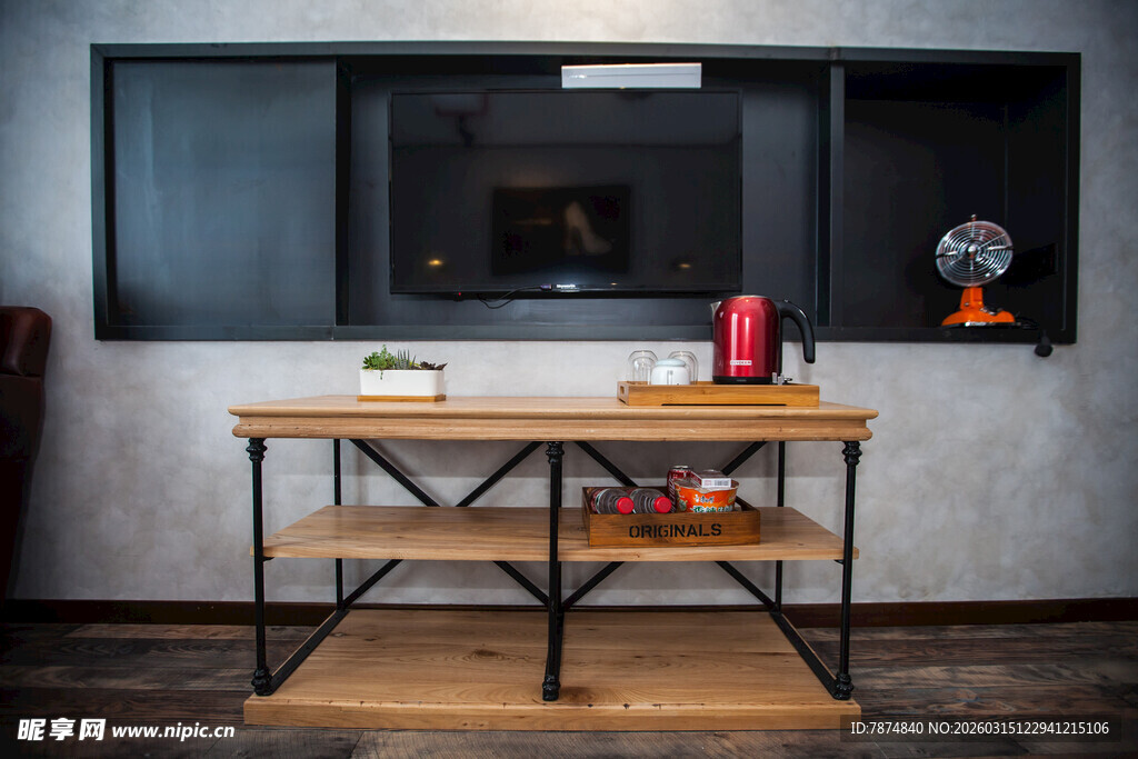 简约木质书桌搭配现代背景