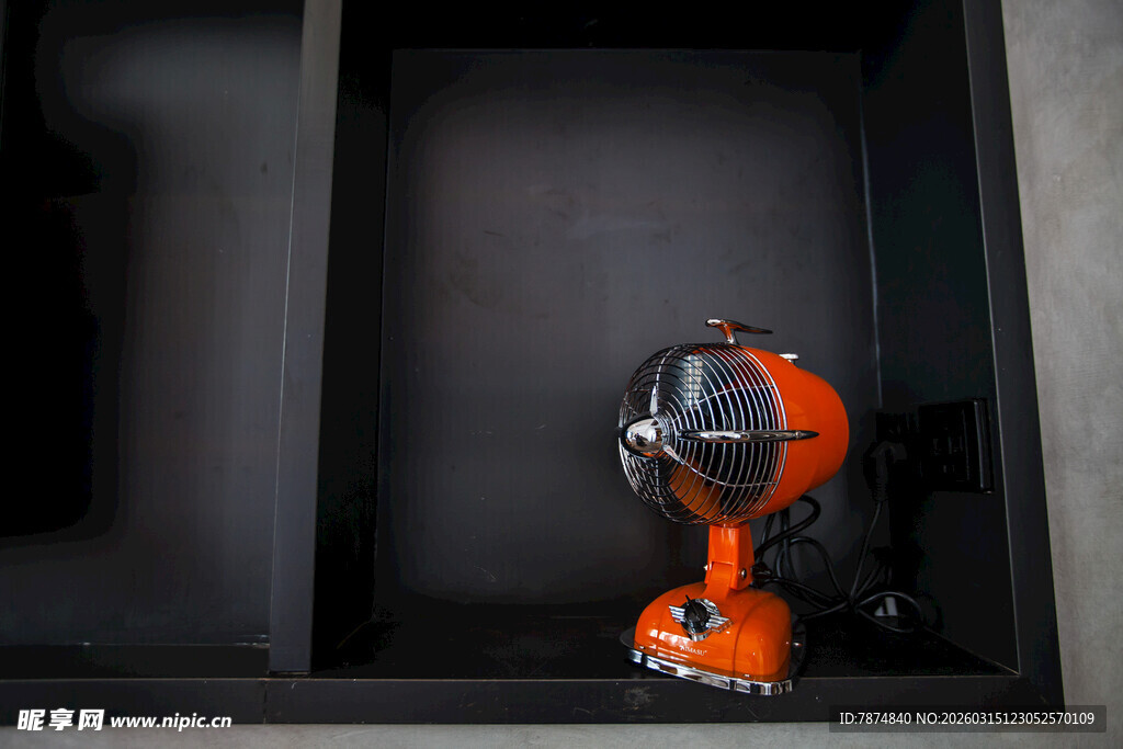 橙色电钻置于黑色置物架