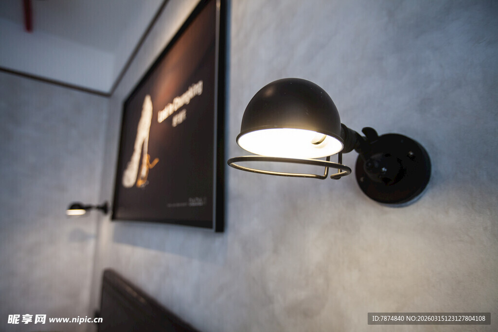 简约壁灯照亮室内一角