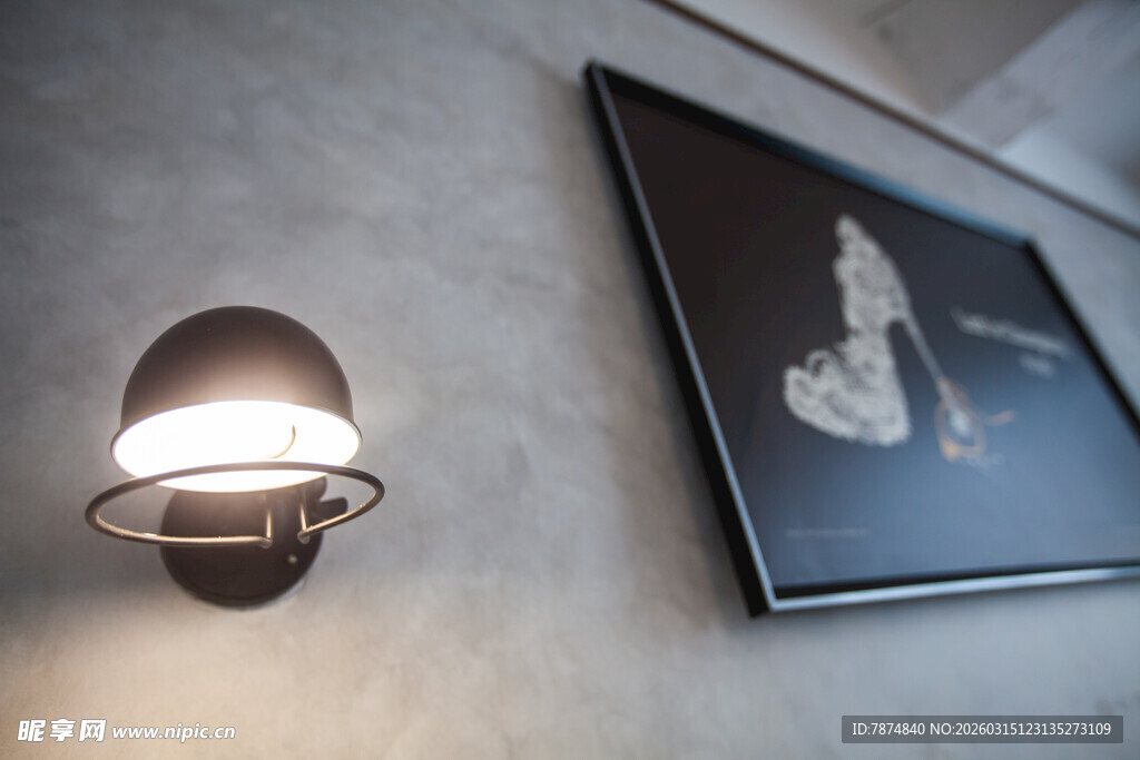 简约壁灯搭配艺术挂画