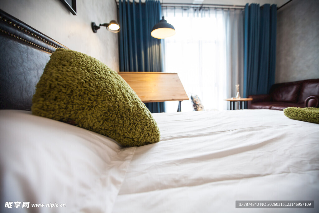 温馨舒适的卧室床铺一角