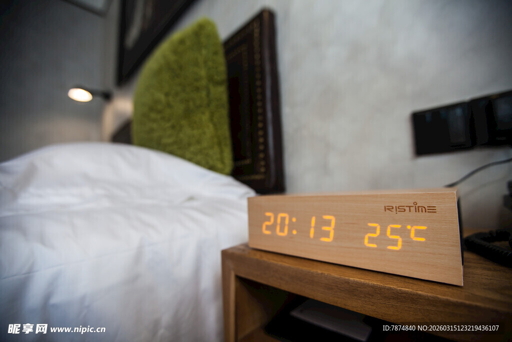 床头数字时钟 简洁卧室一角