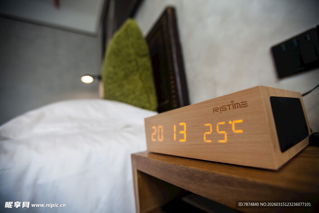 木质时钟显示时间与温度