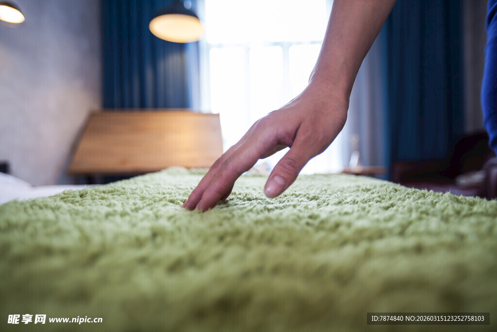 手触柔软绿色地毯