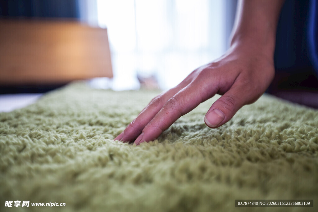 手触柔软绿色地毯