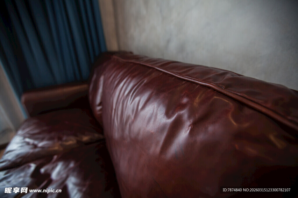 复古棕色皮质沙发一角