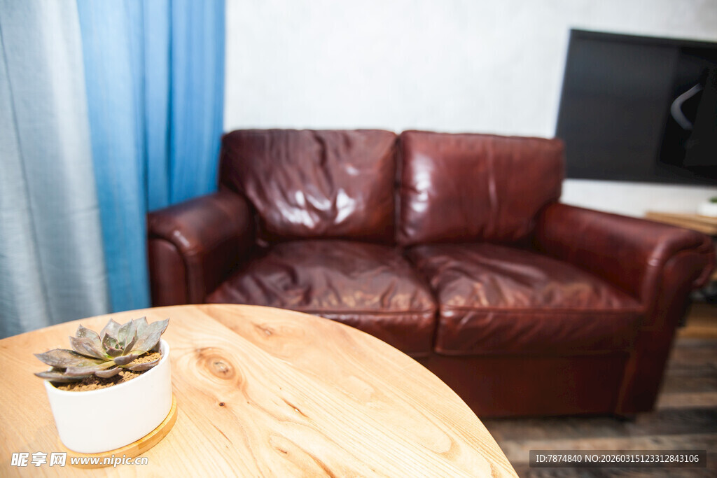 复古皮沙发搭配温馨茶几