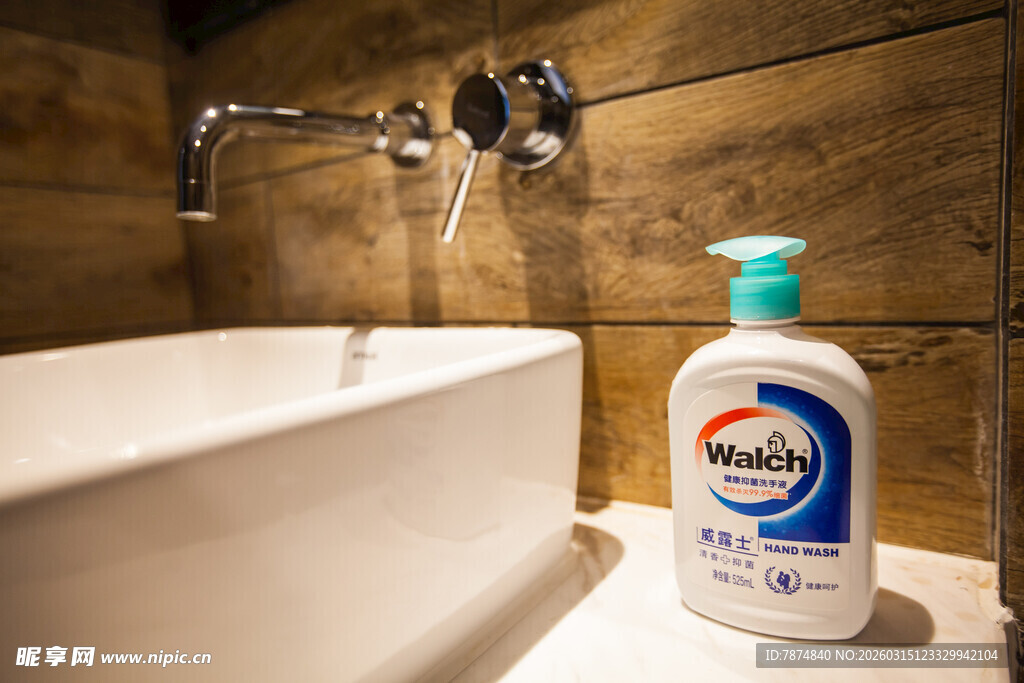 洗手池旁的舒肤佳洗手液