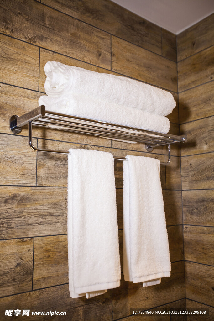 木质墙面上的毛巾架与毛巾