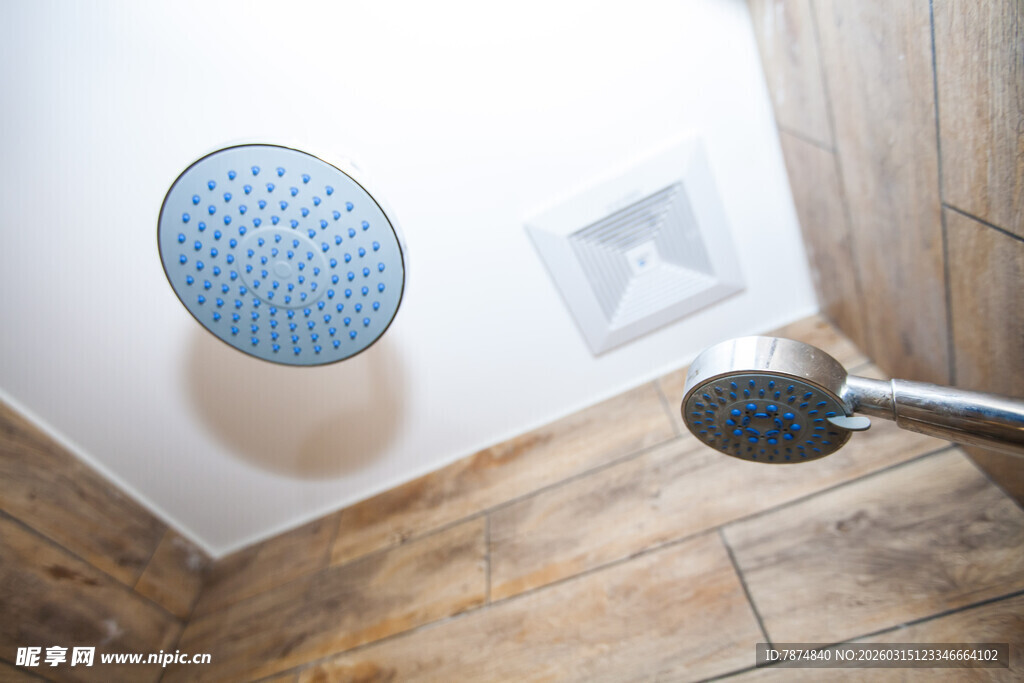 浴室淋浴喷头与花洒特写