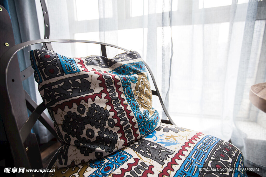 多彩民族风抱枕装点座椅