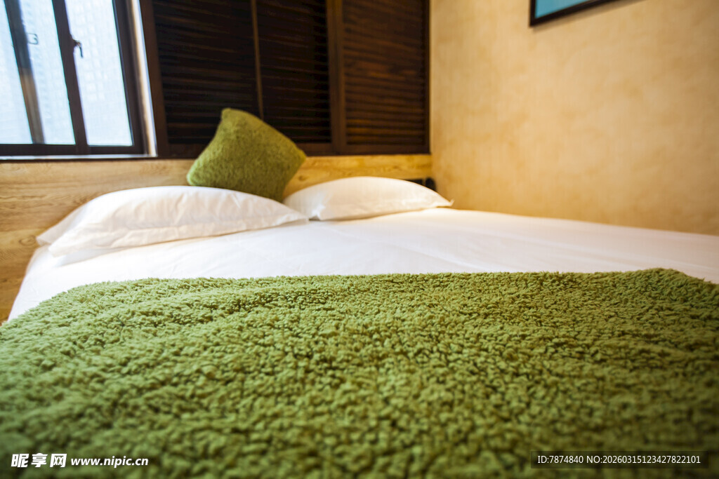 温馨卧室中的绿色床品