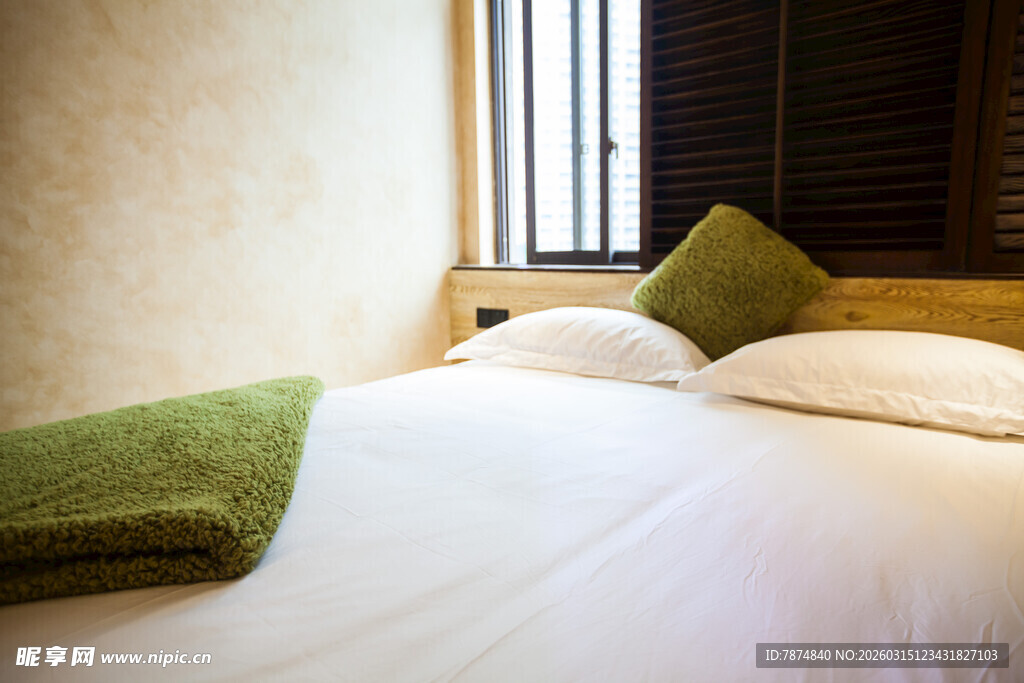 温馨卧室床铺与抱枕