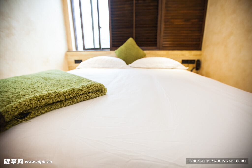 温馨卧室床铺与抱枕展示