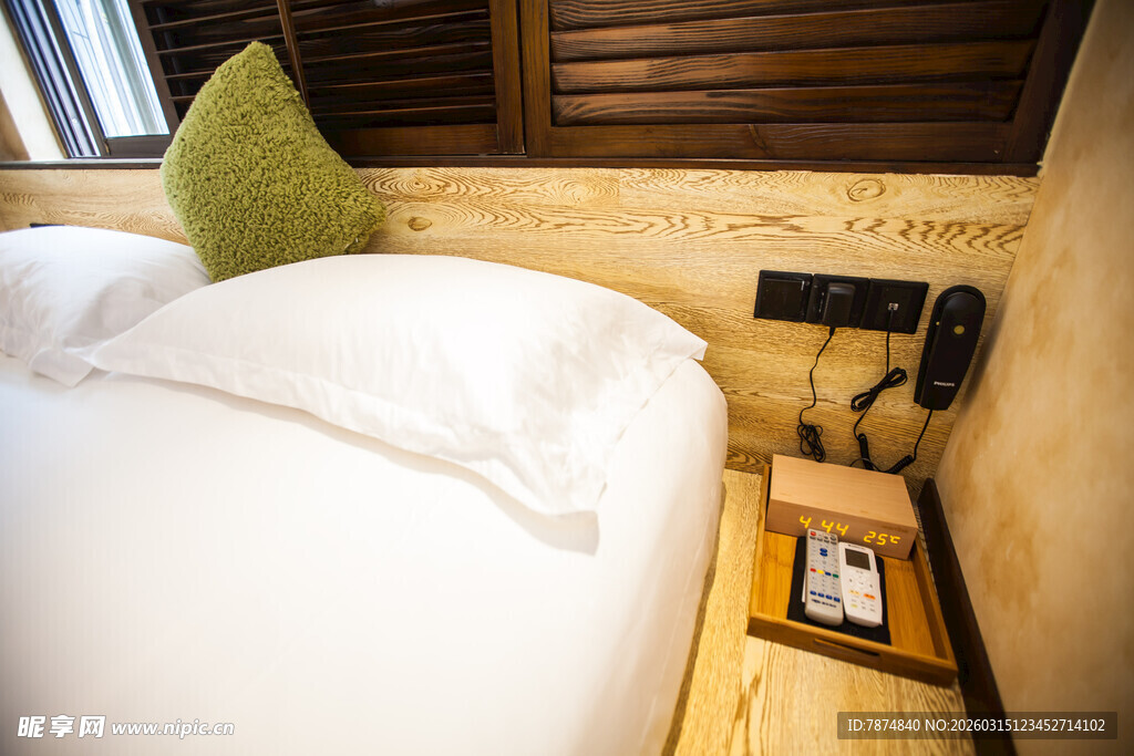 温馨卧室一角的舒适床铺