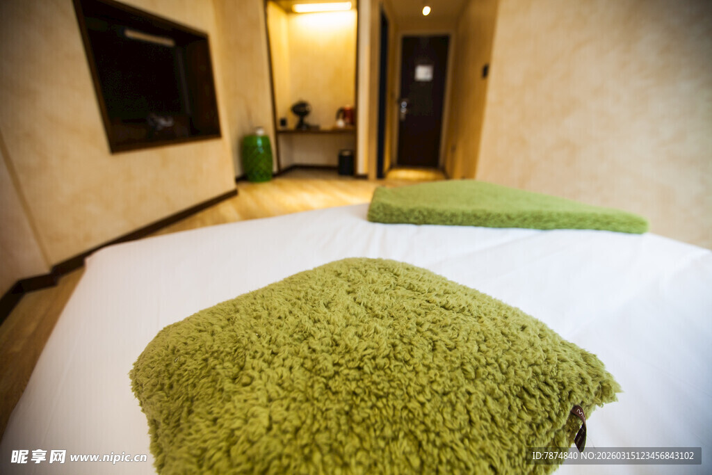 舒适卧室中的绿色毛绒抱枕
