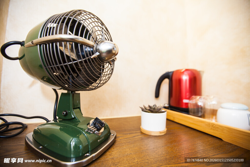 复古绿风扇置于温馨桌面