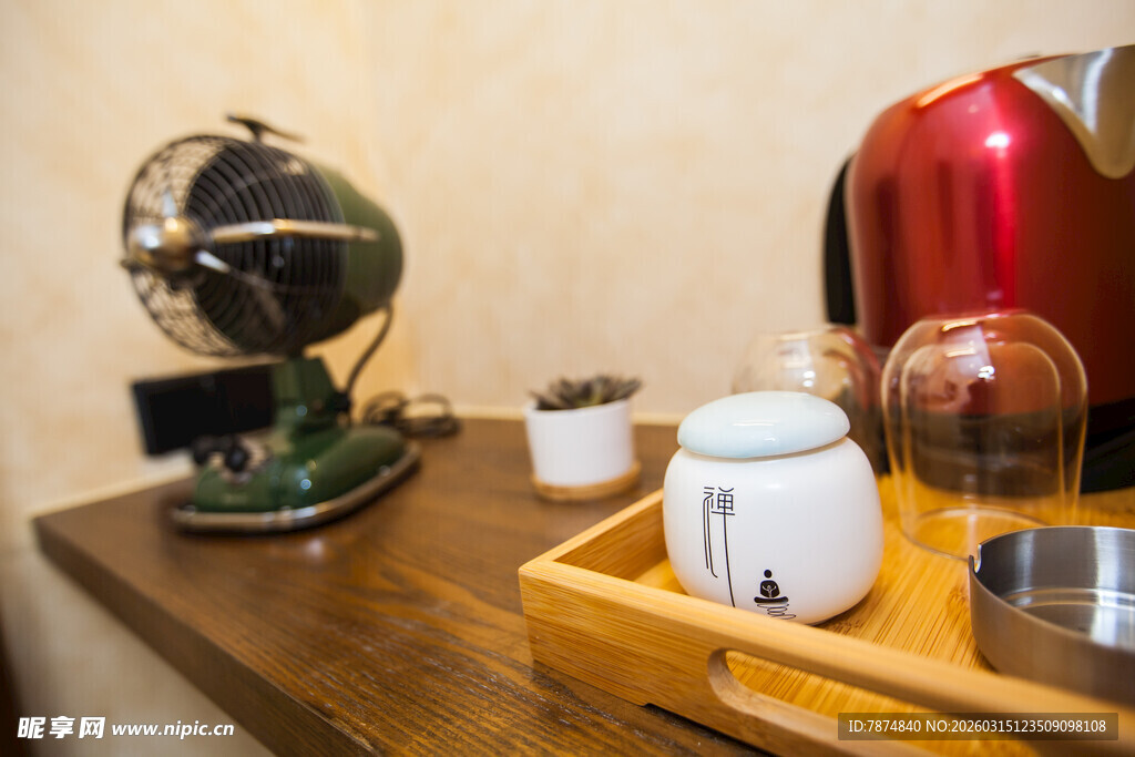 复古桌面的怀旧小家电