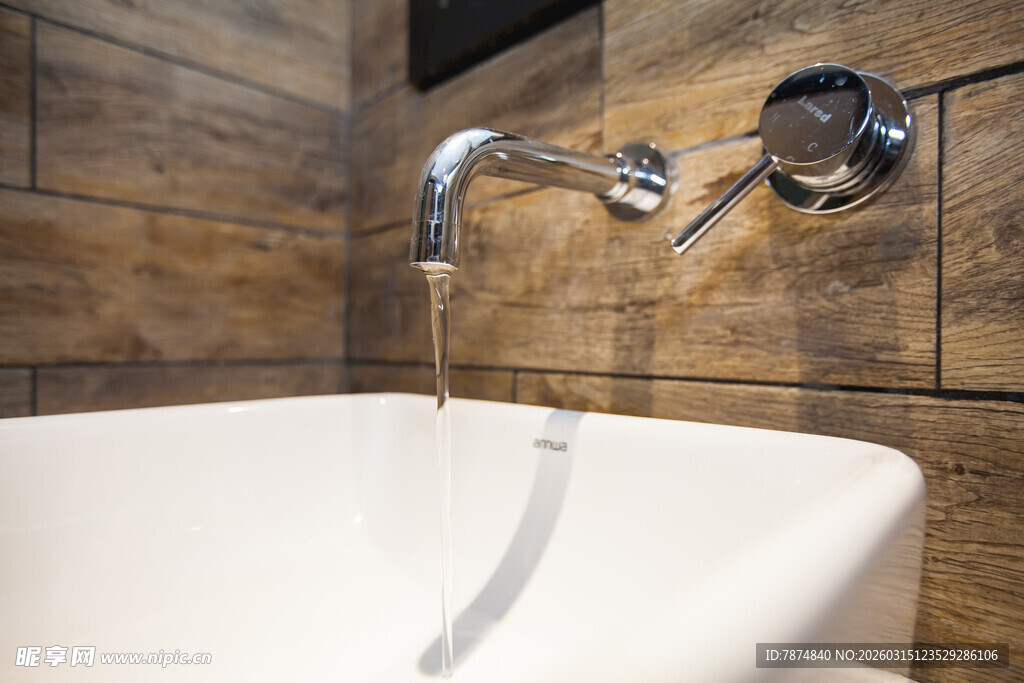 现代浴室水龙头特写