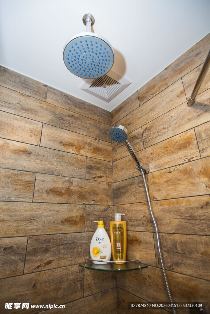 木质浴室淋浴场景展示
